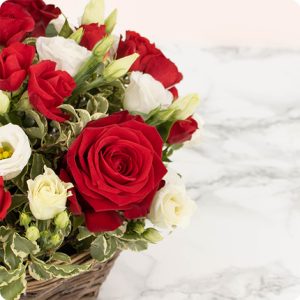 Arrangement de fleurs piquées rouges pour le deuil 123fleurs bloomyrama