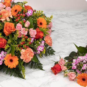 Composition florale de deuil coussin tons orangés livraison 123fleurs comparateur bloomyrama