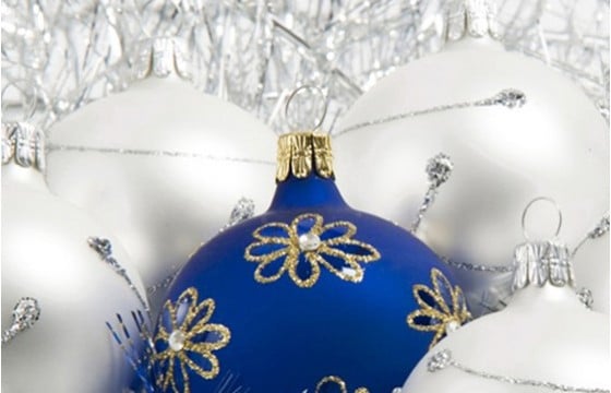 Sapin de noël floqué décoré bleu argent Agitateur floral Comparateur bloomyrama