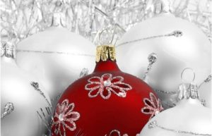 Sapin de noël floqué décoré rouge argent Agitateur floral Comparateur bloomyrama