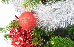 Sapin Nordmann décoré rouge argent Livraison Agitateur floral compaison bloomyrama