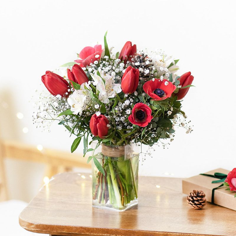 Bouquet rouge et blanc tulipe anémones pomme de pin oël livraison Interflora comparateur de fleurs bloomyrama