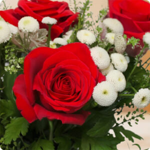 Bouquet de roses rouges et fleurs blanches Eveil romantique livraison 123fleurs comparateur de fleurs bloomyrama